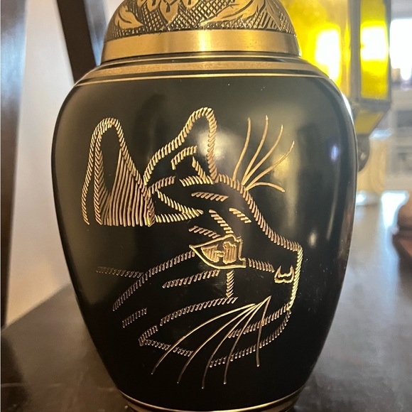 Solid brass, black, 45 cubic inches, carved cat urn. - Picture 5 of 8